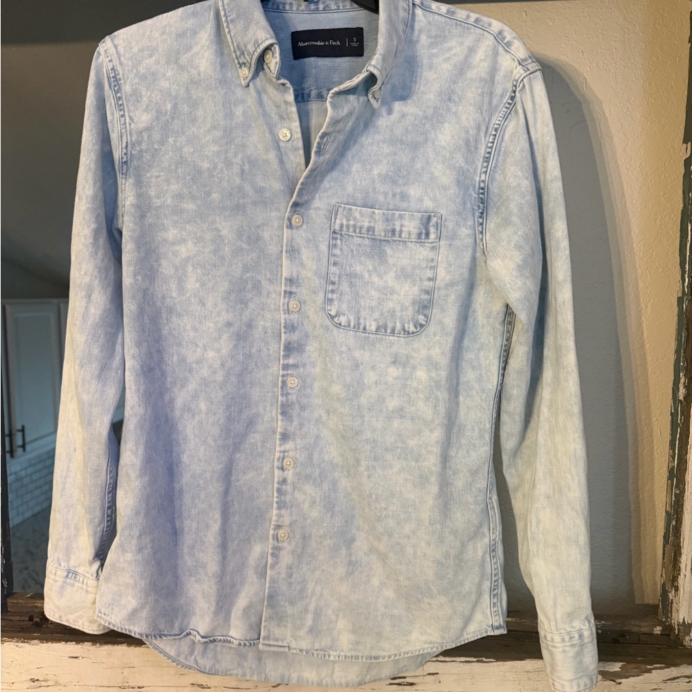 Abercrombie & Fitch Light Wash Blue Button-Down Shirt - Men’s size small